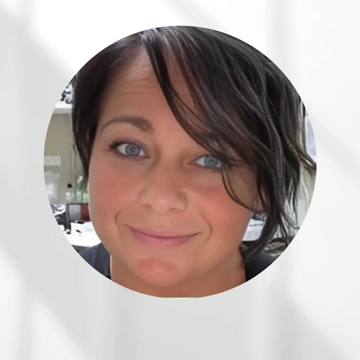 Portrait of Renata, a professional stylist at Zootcuts, showcasing their expertise and style.